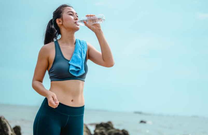 Boire de l’eau fait-il maigrir ou grossir ? Ce qu’il faut savoir-Chez Requia