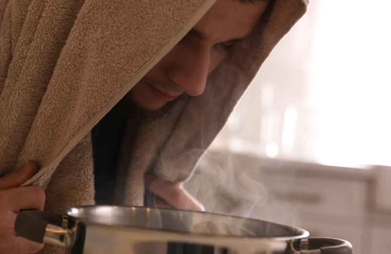 Inhalation de vapeur d'eau pour libérer les voies nasales-Chez Requia Inhalation de vapeur d'eau pour libérer les voies nasales-Chez Requia