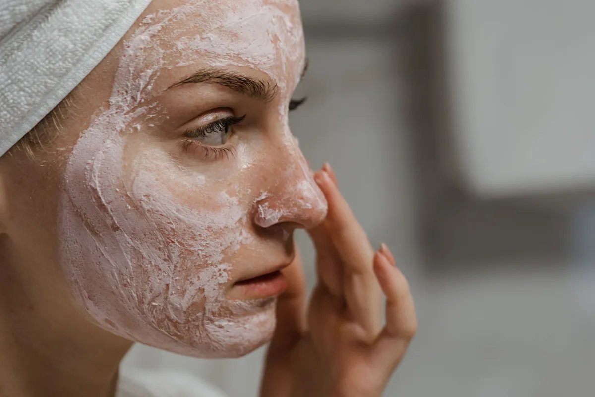 Vue rapprochée de la texture de la peau montrant les pores et l'effet de desquamation