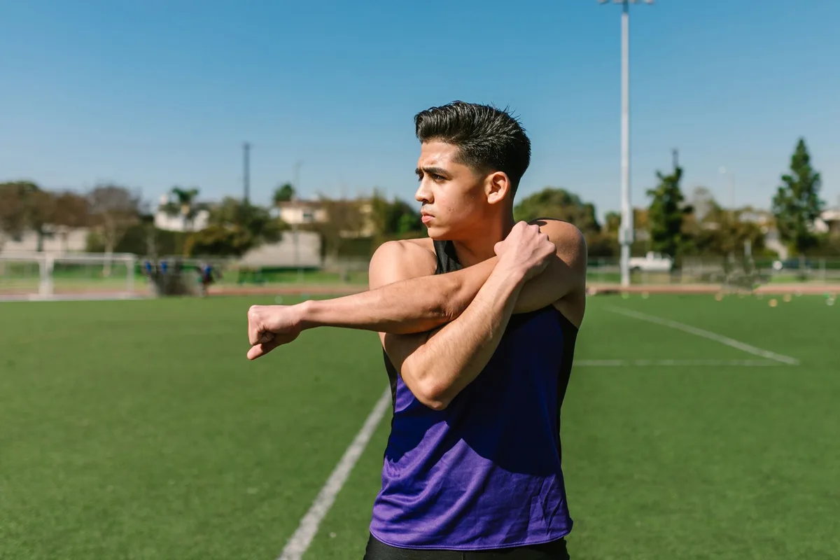 Athlète effectuant des étirements d'échauffement avant l'entraînement