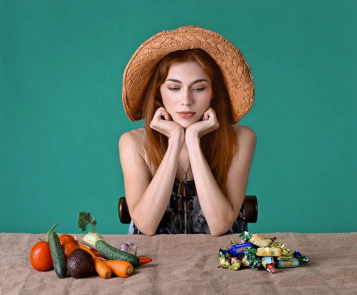 Personne de dos face à une balance, symbolisant la lutte avec le poids et l'effet yo-yo des régimes