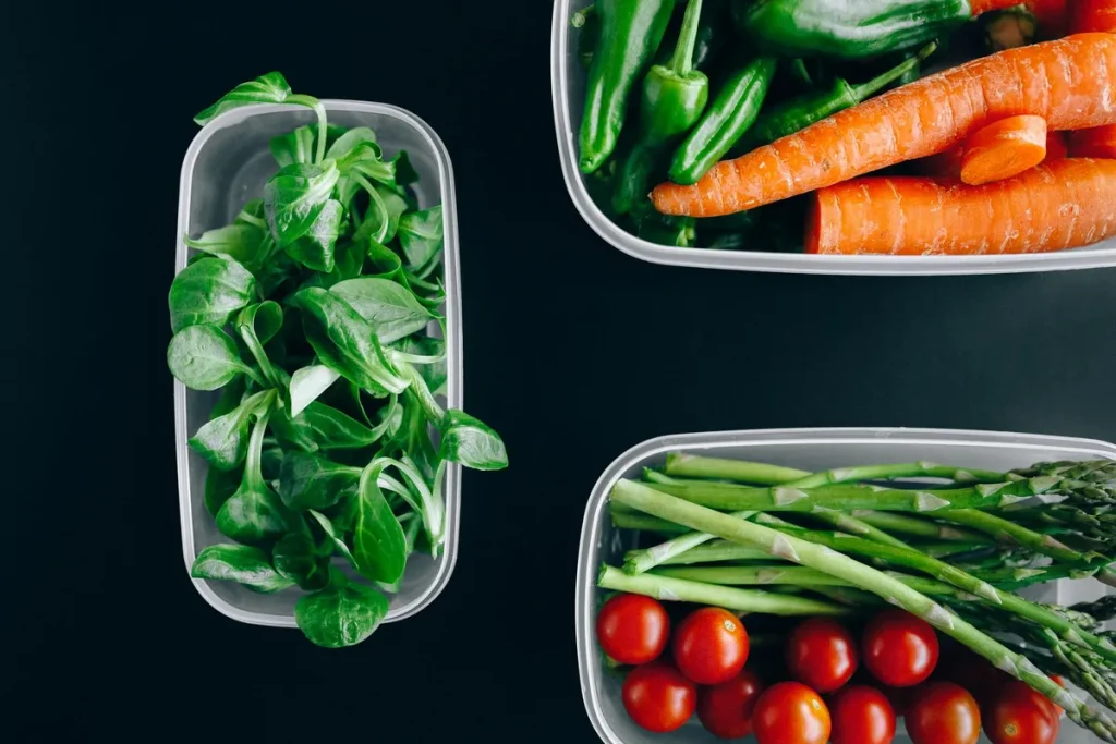 Contenants de préparation de repas équilibrés avec protéines, légumes et féculents complets prêts à assembler