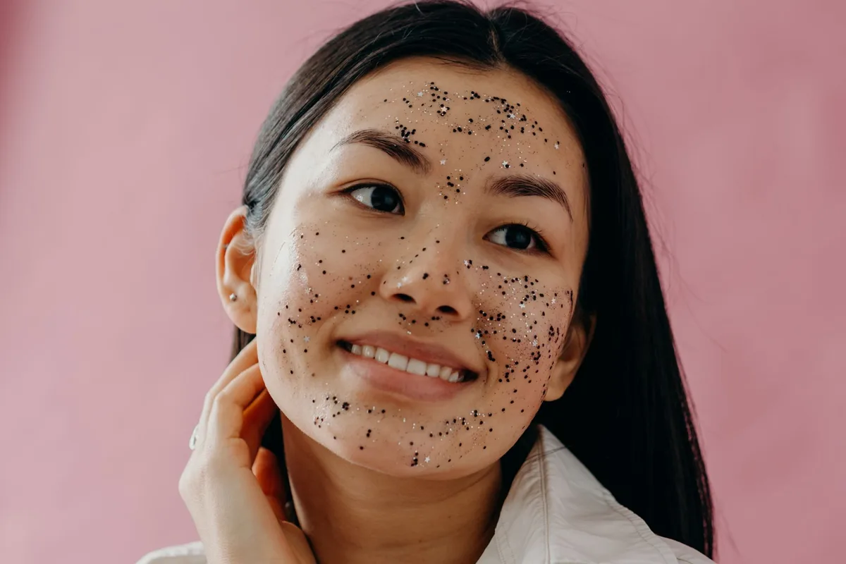 Application d'un produit exfoliant doux sur le visage lors d'une routine de soin
