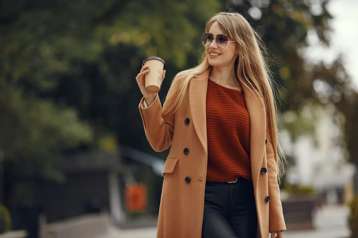 Tenue audacieuse associant un rouge franc et un camel profond