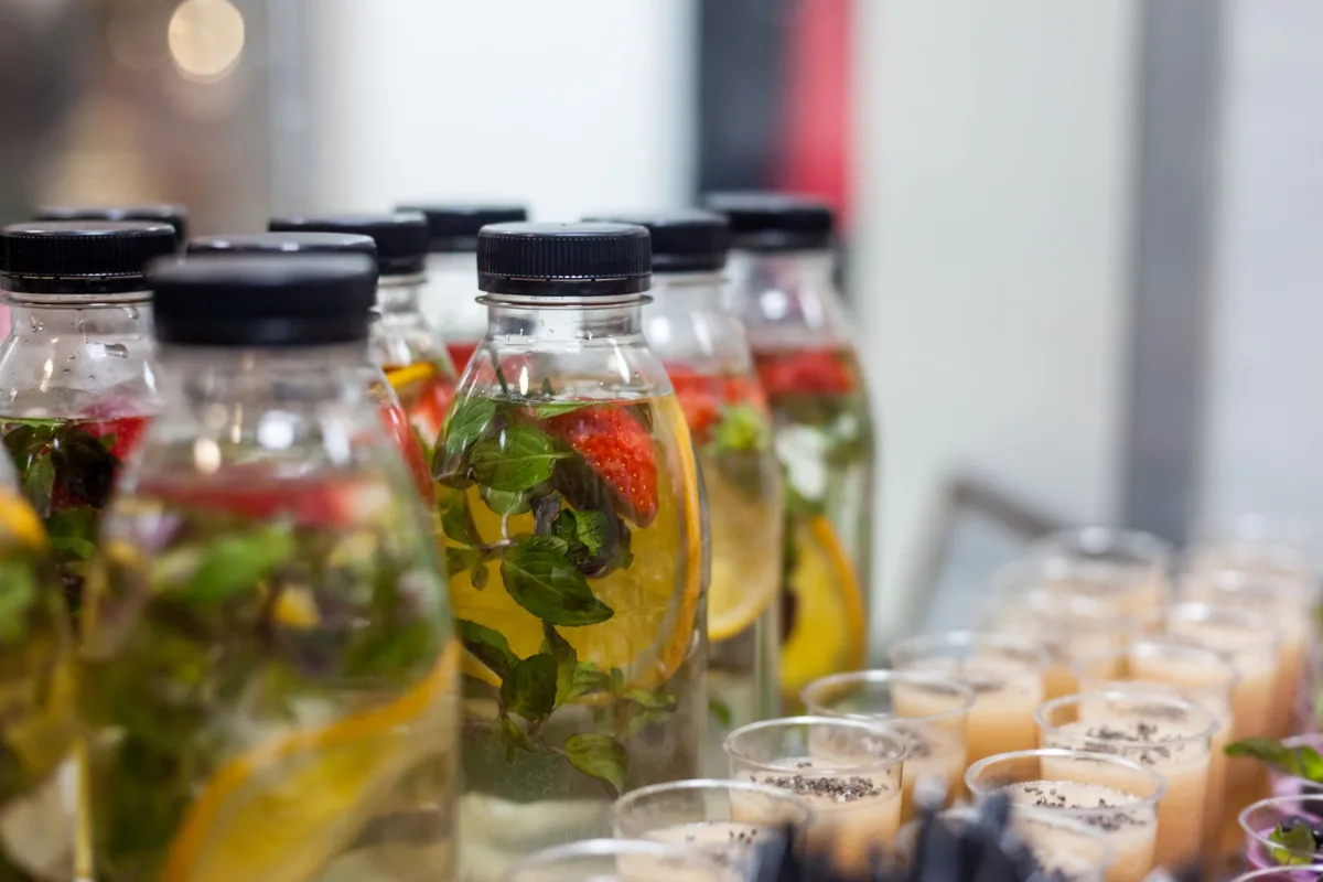 Verre d'eau aromatisée maison avec fruits frais et glaçons, alternative saine aux boissons énergisantes