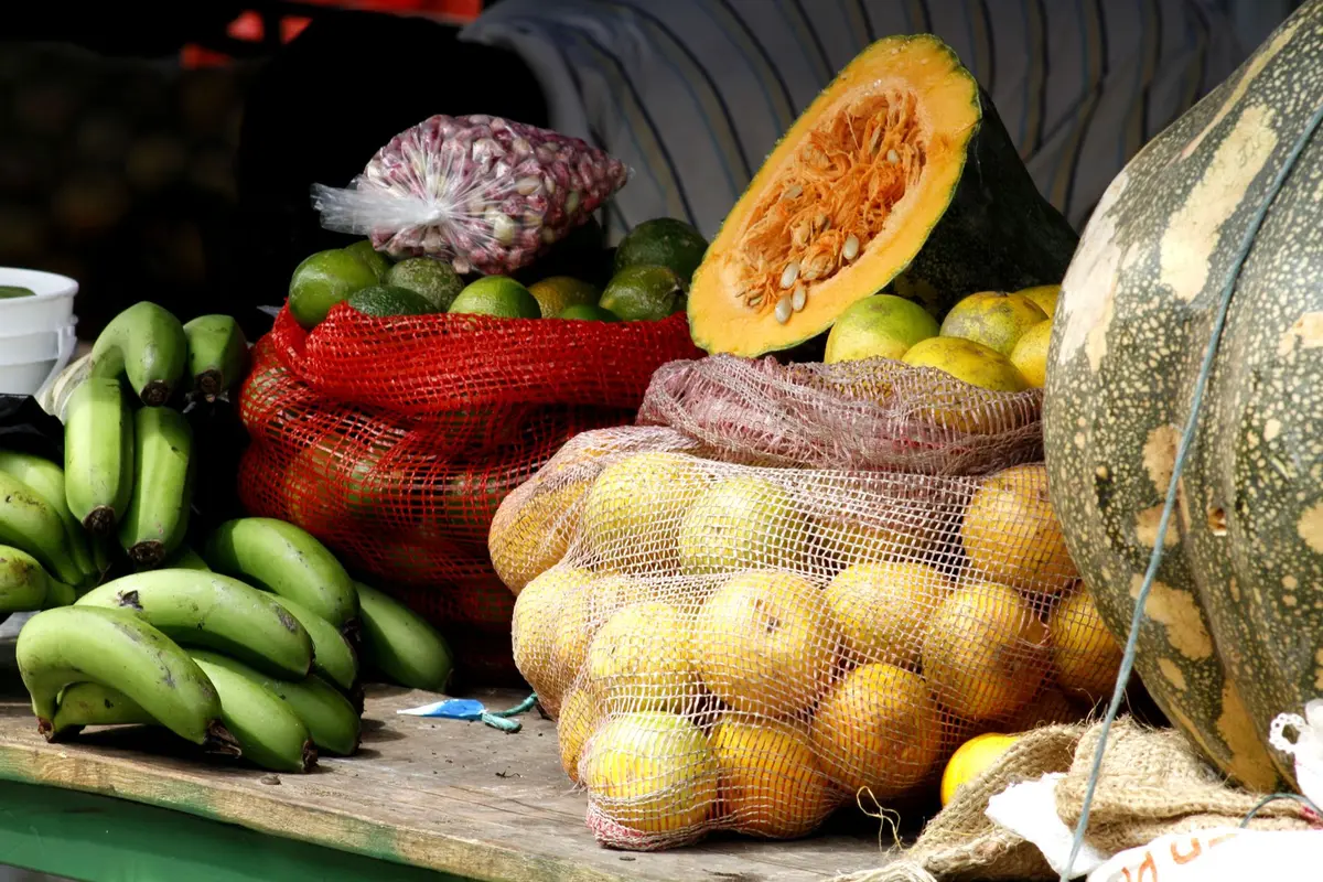 Variété d'aliments entiers riches en fibres : fruits, légumes, légumineuses et céréales complètes