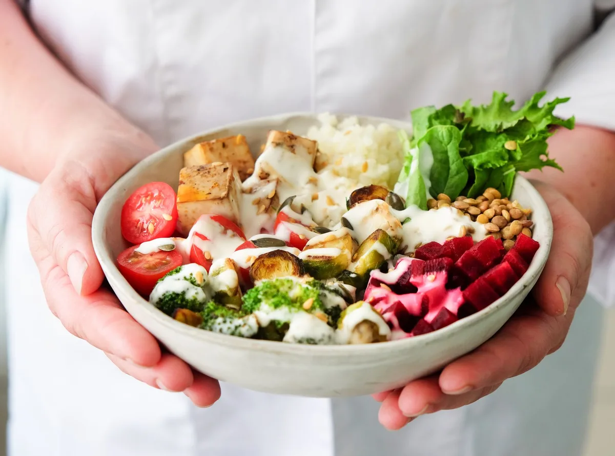 Ingrédients pour une salade repas équilibrée : légumes, protéines et féculents complets