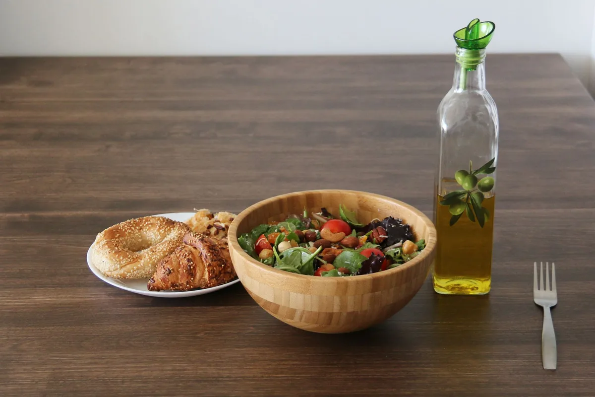 Préparation d'une vinaigrette maison à base d'huile d'olive et vinaigre