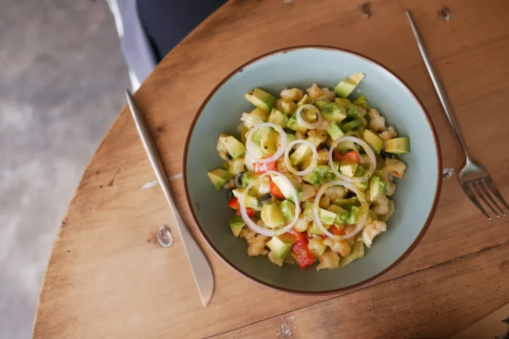 Bol de salade équilibré avec légumes frais, protéines et féculents complets