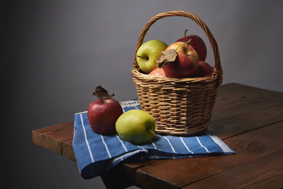 Panier à fruits avec bouchon de liège posé parmi les fruits mûrs en cuisine