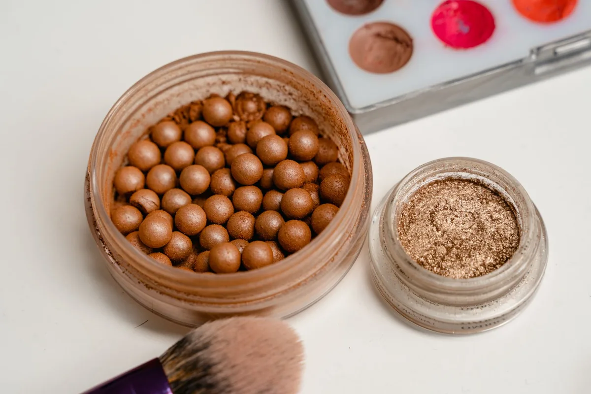 Différentes textures de bronzer : poudre, crème, liquide et stick pour tous les types de peau