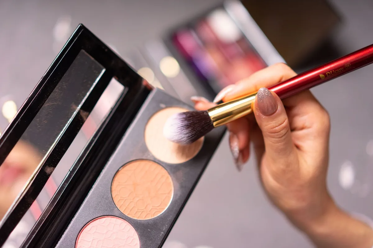 Technique d'estompage du bronzer avec un pinceau pour un rendu naturel et sans démarcation
