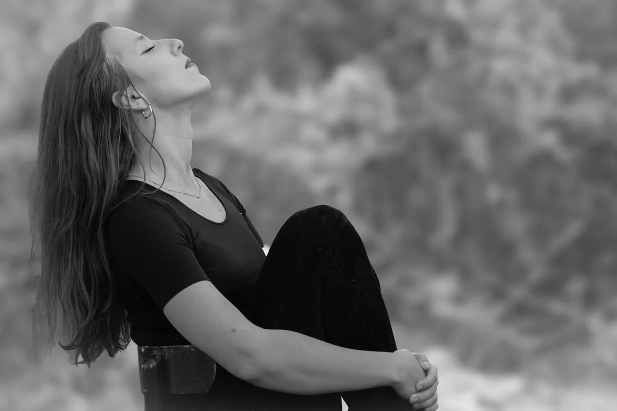 Personne en méditation dans un environnement calme, symbolisant le travail intérieur et la pleine conscience