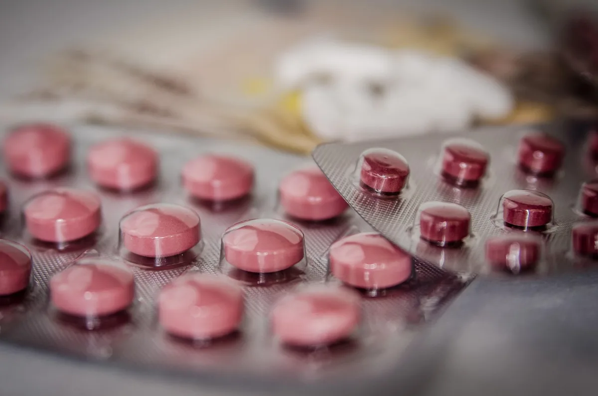 Médicaments et compléments alimentaires avec étiquettes d'avertissement