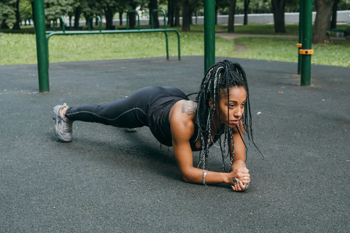 Femme effectuant un exercice de gainage pour renforcer les muscles stabilisateurs