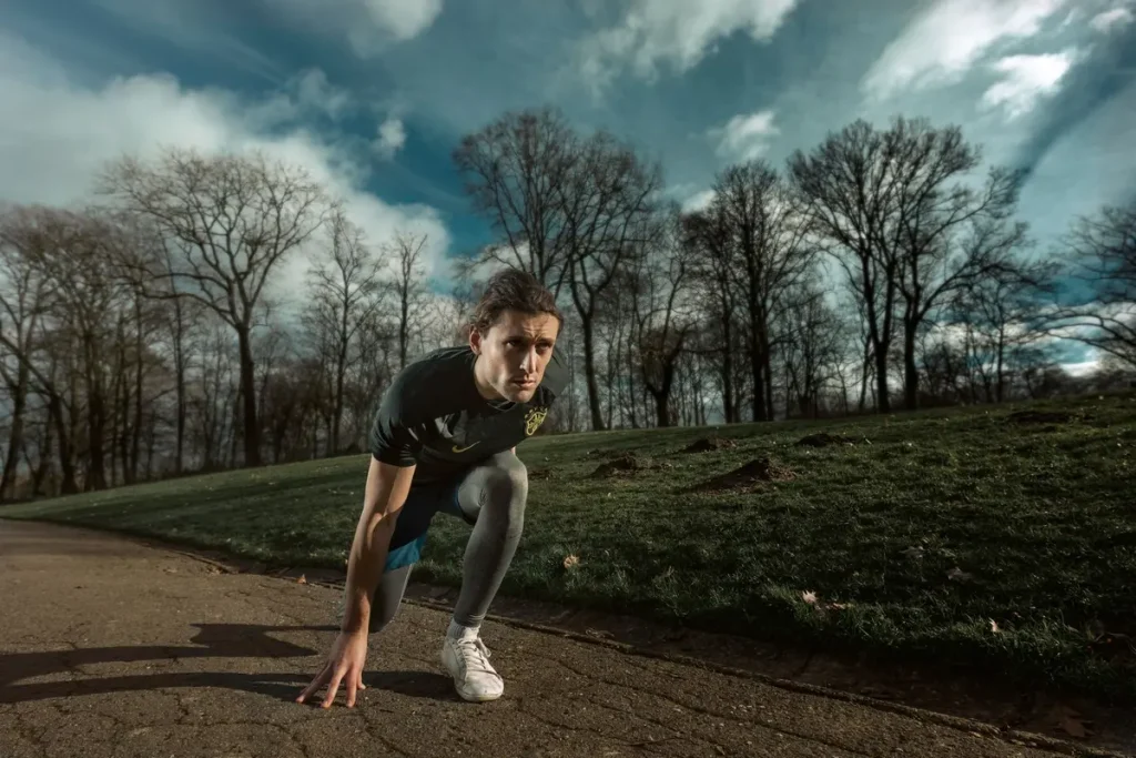 Coureur débutant en train de courir sur un sentier de parc verdoyant en matinée