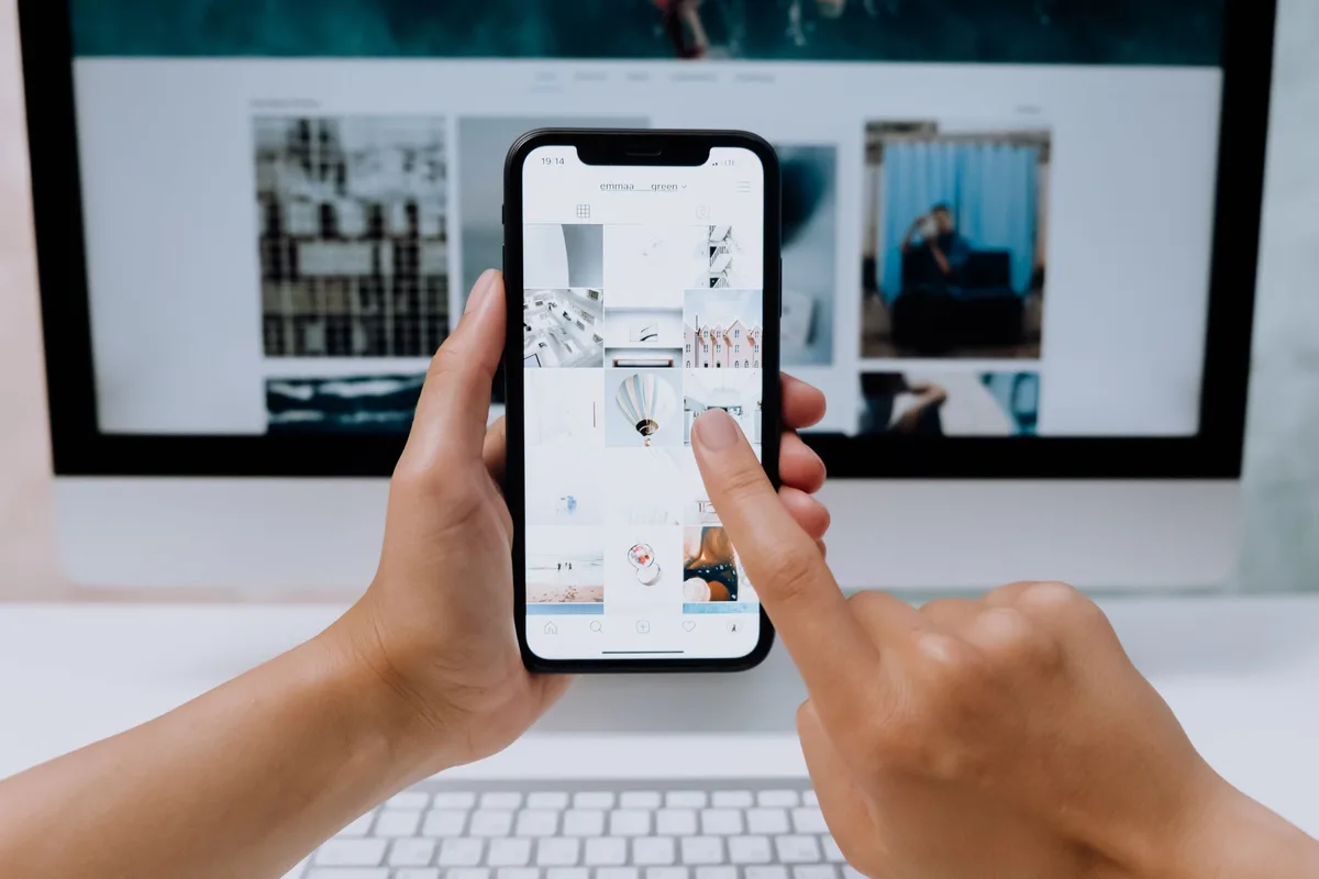 Personne consultant les réseaux sociaux sur son téléphone