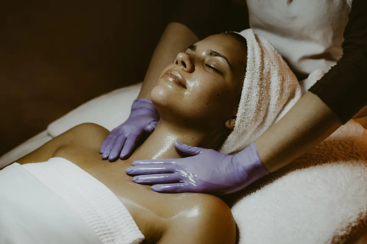 Soin du visage professionnel dans un spa avec technologies et rituels bien-être