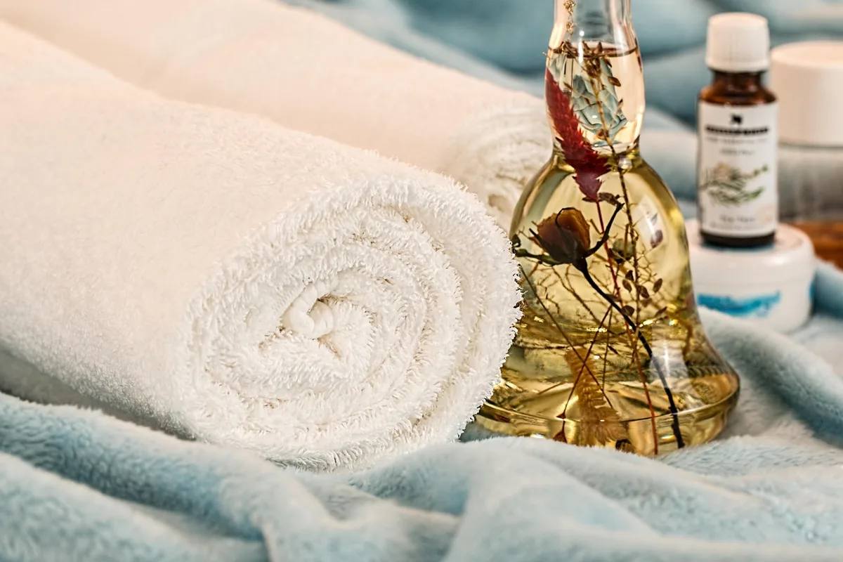 Valise avec vêtements confortables et articles de toilette pour croisière bien-être