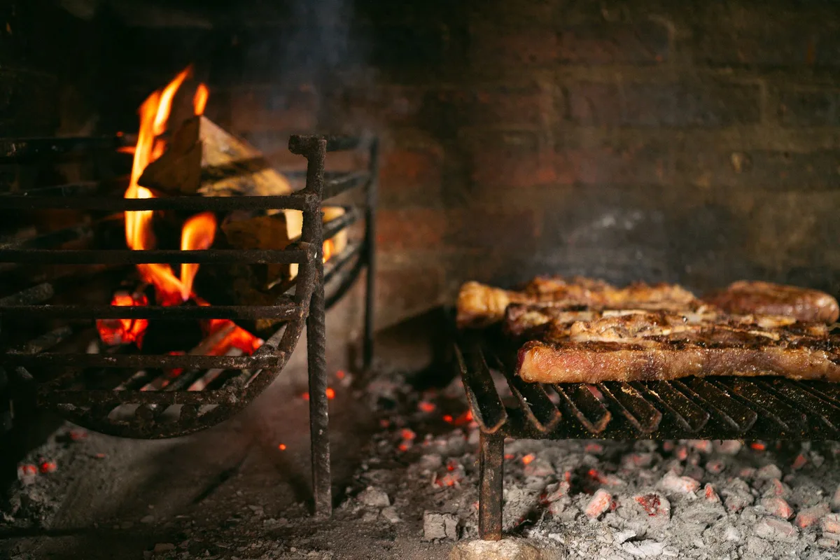 Viande cuisant au four avec une cuisson progressive et uniforme