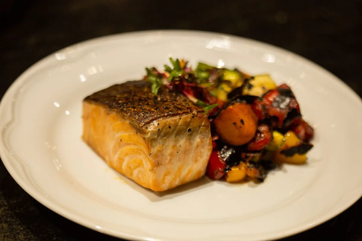 Assiette équilibrée avec légumes grillés, poisson et accompagnements sains