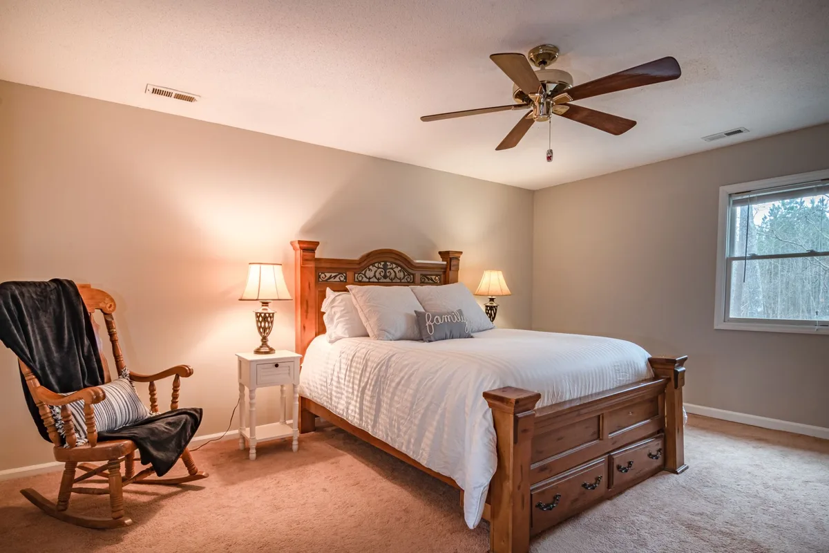 Chambre à coucher avec ventilateur et draps légers, montrant comment gérer la chaleur nocturne.