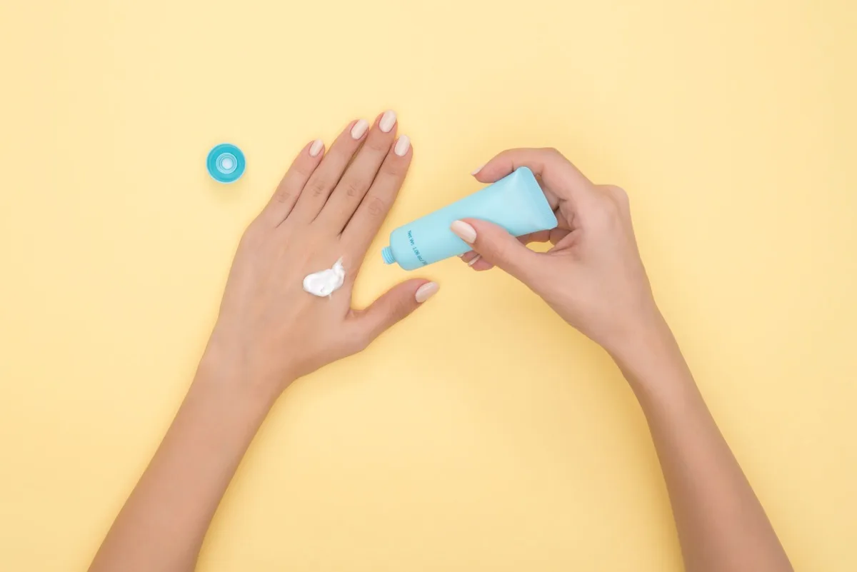 Routine quotidienne de soins de la peau avec hydratation et protection solaire