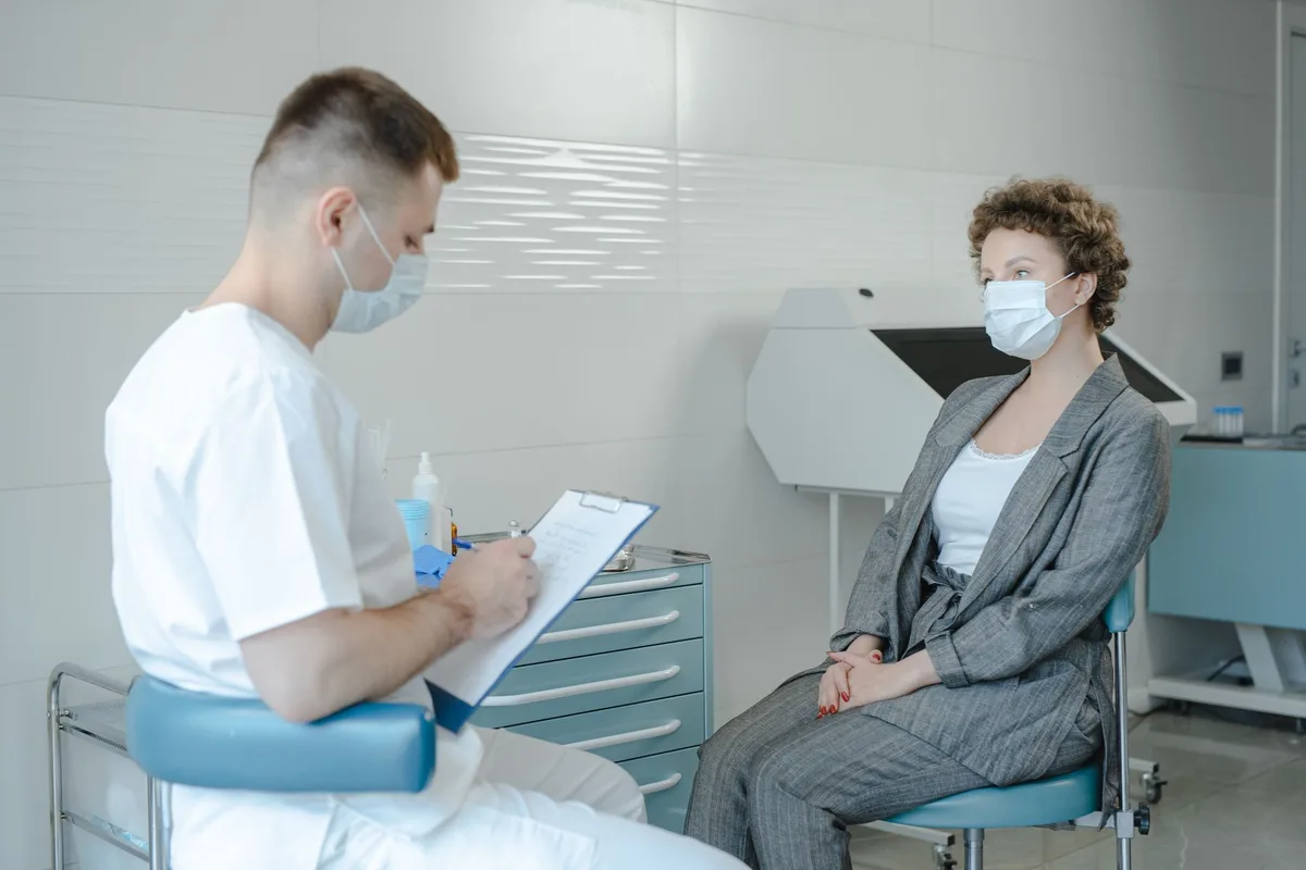 Consultation dermatologique avec interrogatoire et inspection visuelle des lésions