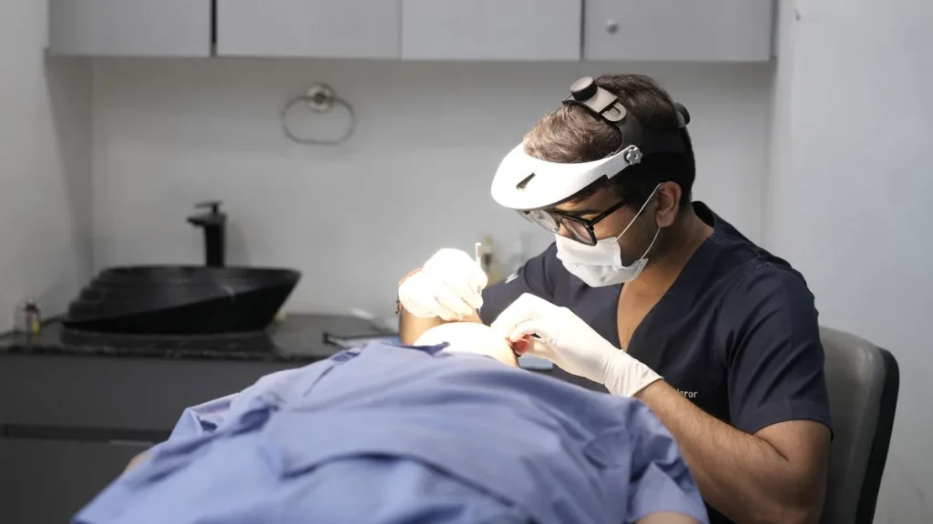 Examen dermatologique avec dermatoscope pour analyser une lésion cutanée