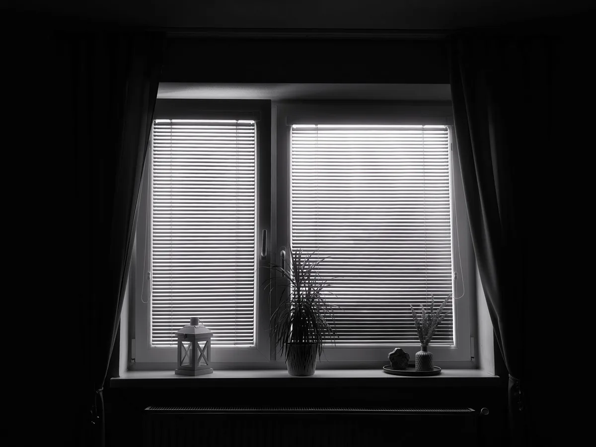 Rideaux occultants fermés dans une chambre sombre pour bloquer la lumière extérieure