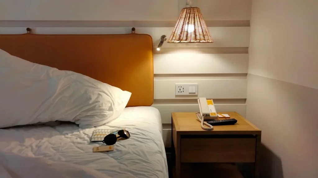 Chambre à coucher la nuit avec plusieurs petites sources lumineuses visibles