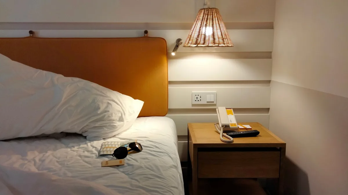Chambre à coucher la nuit avec plusieurs petites sources lumineuses visibles