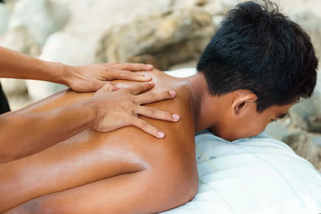 Personne se massant la nuque et les épaules pour soulager la tension musculaire