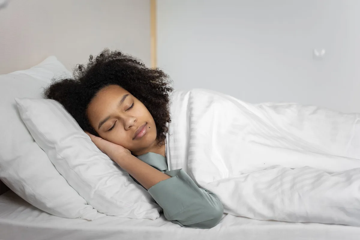 Personne dormant profondément dans un lit confortable la nuit