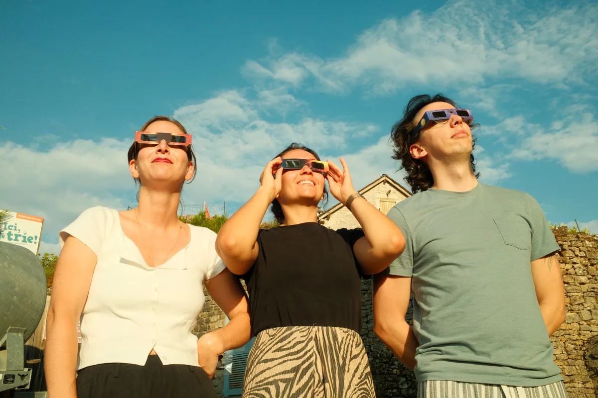 Lunettes d'observation solaire homologuées et autres méthodes sûres d'observation d'une éclipse