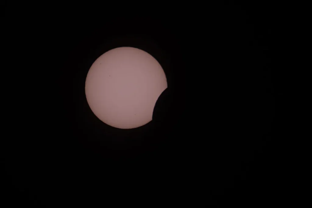 Personne portant des lunettes spéciales d'observation solaire lors d'une éclipse