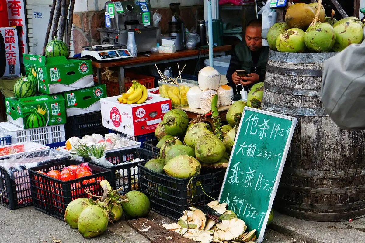 Assortiment de fruits et légumes riches en électrolytes : bananes, noix de coco, produits laitiers