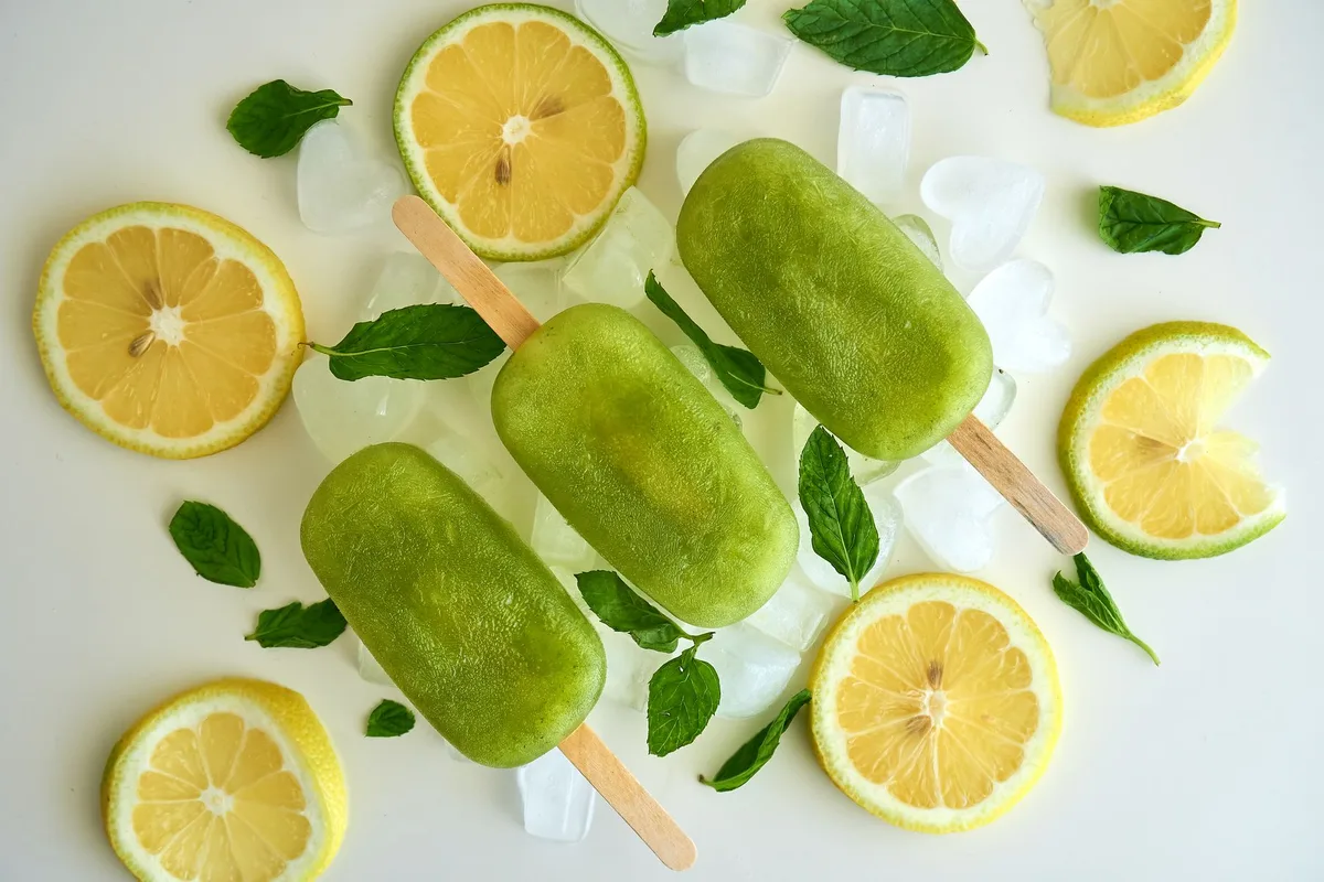 Sucettes glacées maison et brochettes de fruits colorées pour enfants