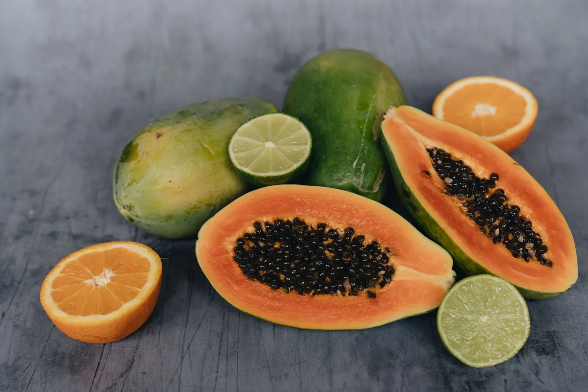 Fruits tropicaux et agrumes représentant les parfums fruités et solaires de l'été