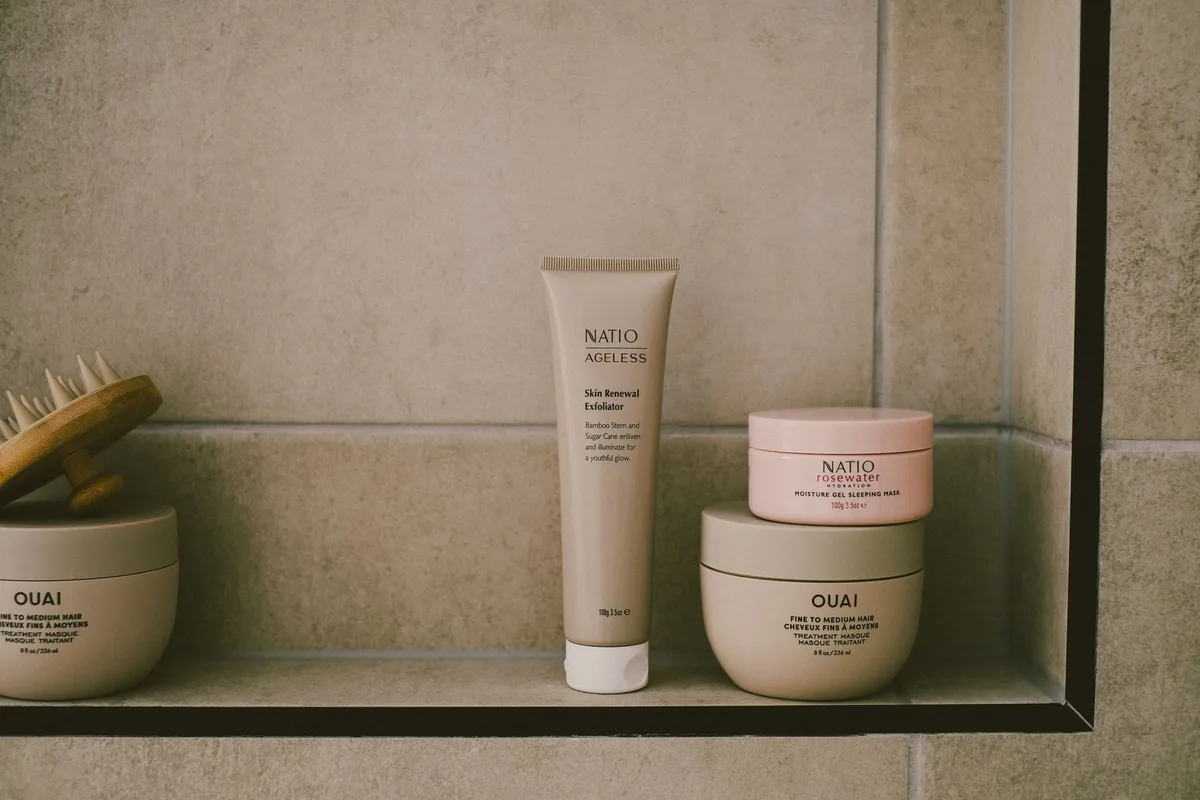 Produits de soins et gels douche dans une salle de bain lumineuse