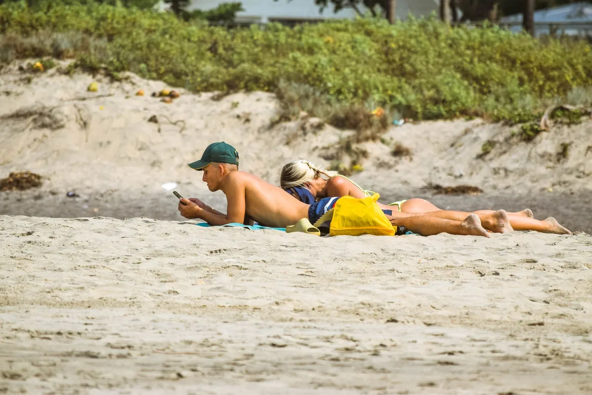 Couple se relaxant sur une plage pendant les vacances d'été.