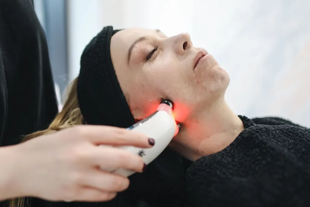 Appareil LED de traitement cutané émettant de la lumière thérapeutique sur la peau