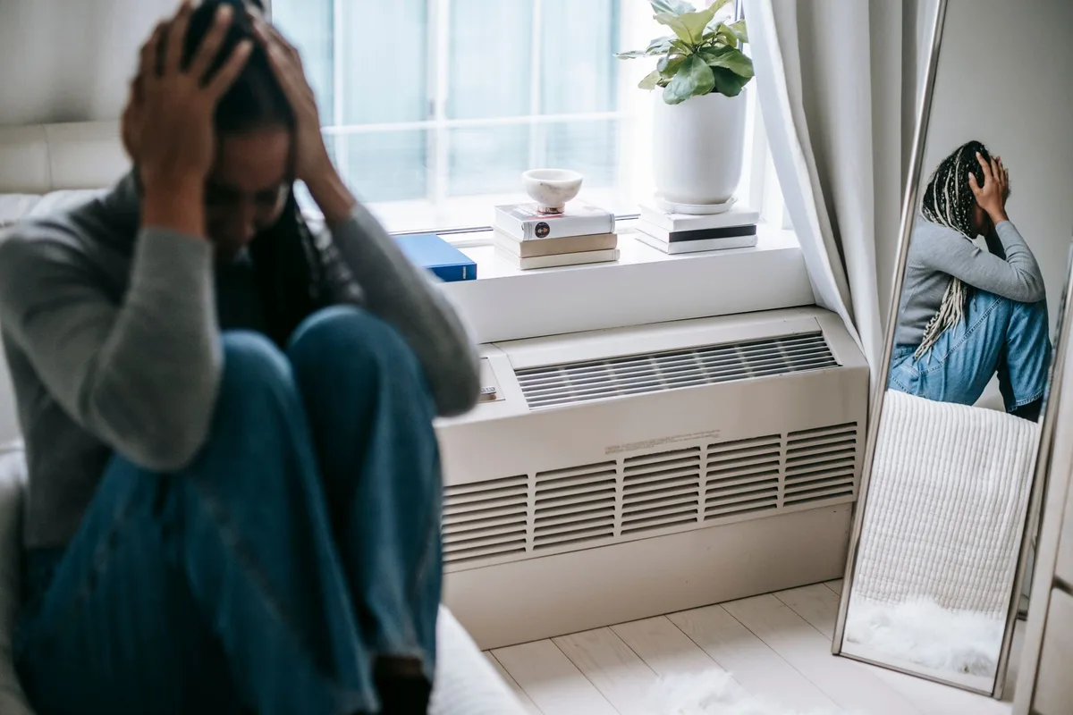 Femme inquiète face à son assiette, exprimant l'angoisse liée à l'alimentation