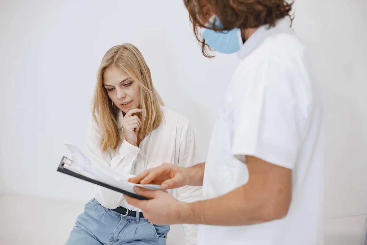Consultation médicale : professionnel de santé écoutant attentivement un patient