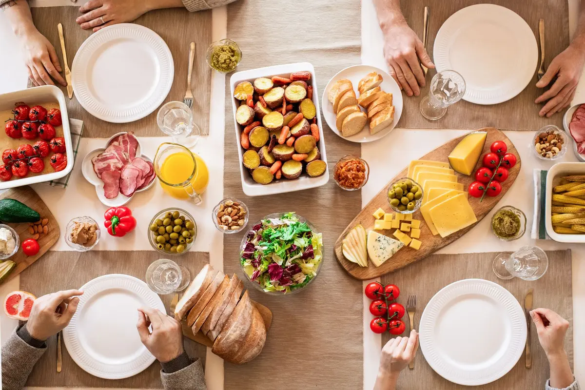 Assiette équilibrée avec légumes, céréales complètes et protéines sur une table de cuisine