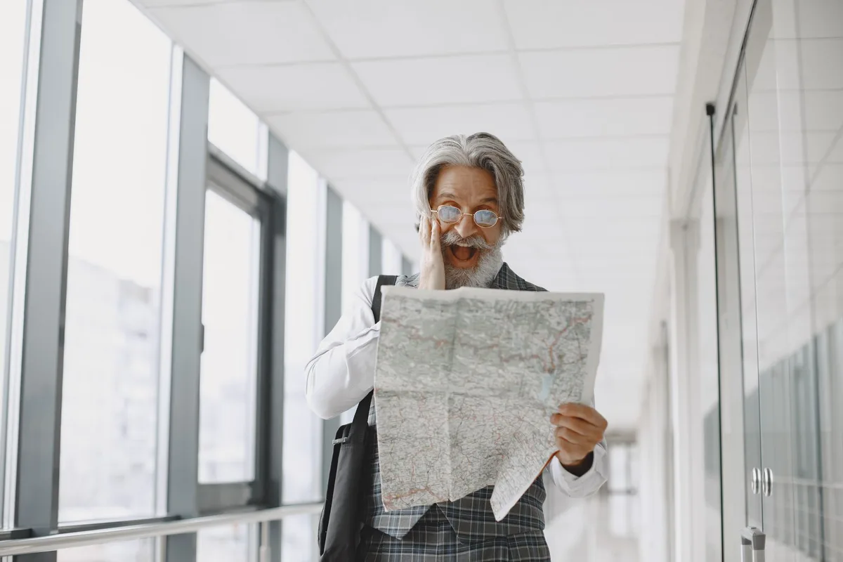 Personne âgée consultante une carte, illustrant les difficultés d'orientation spatiale