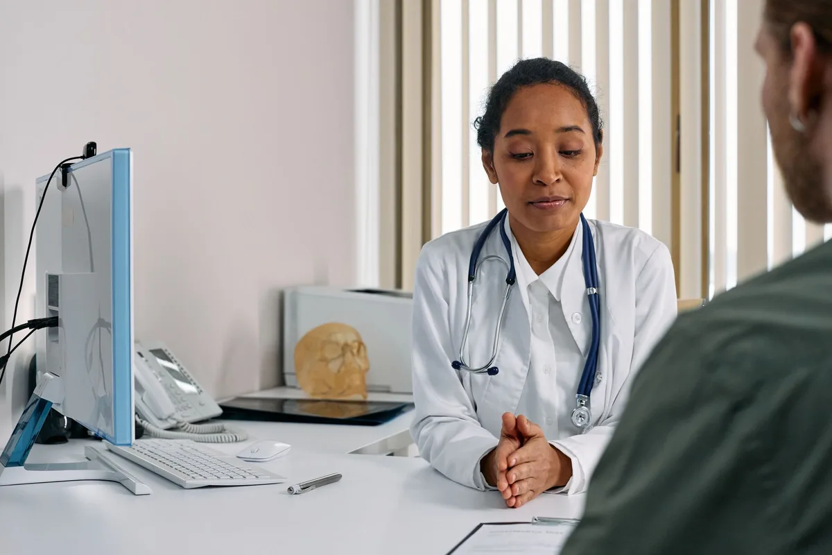 Consultation médicale entre un professionnel de santé et un patient