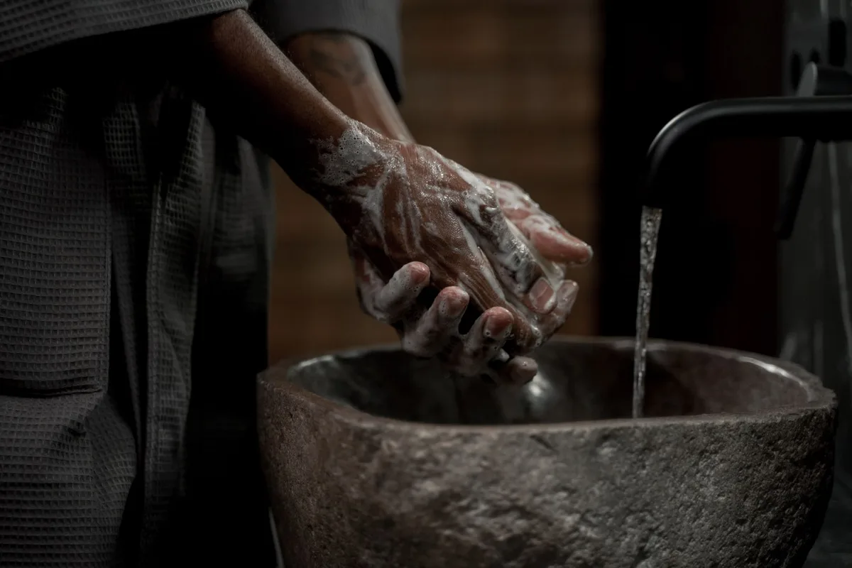Lavage des mains au savon et à l'eau, geste d'hygiène quotidienne efficace