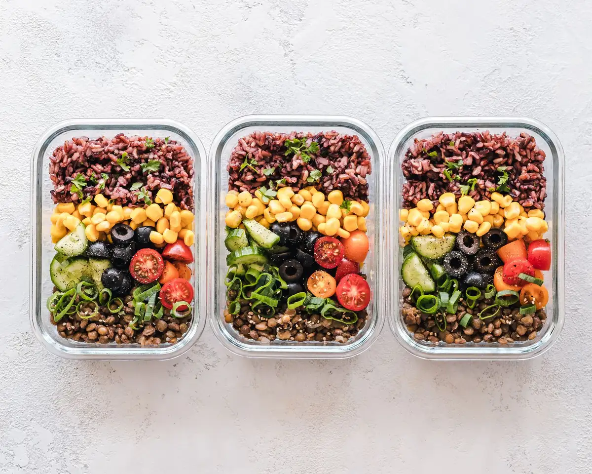Portions d'aliments réparties dans des récipients peu profonds pour un refroidissement rapide