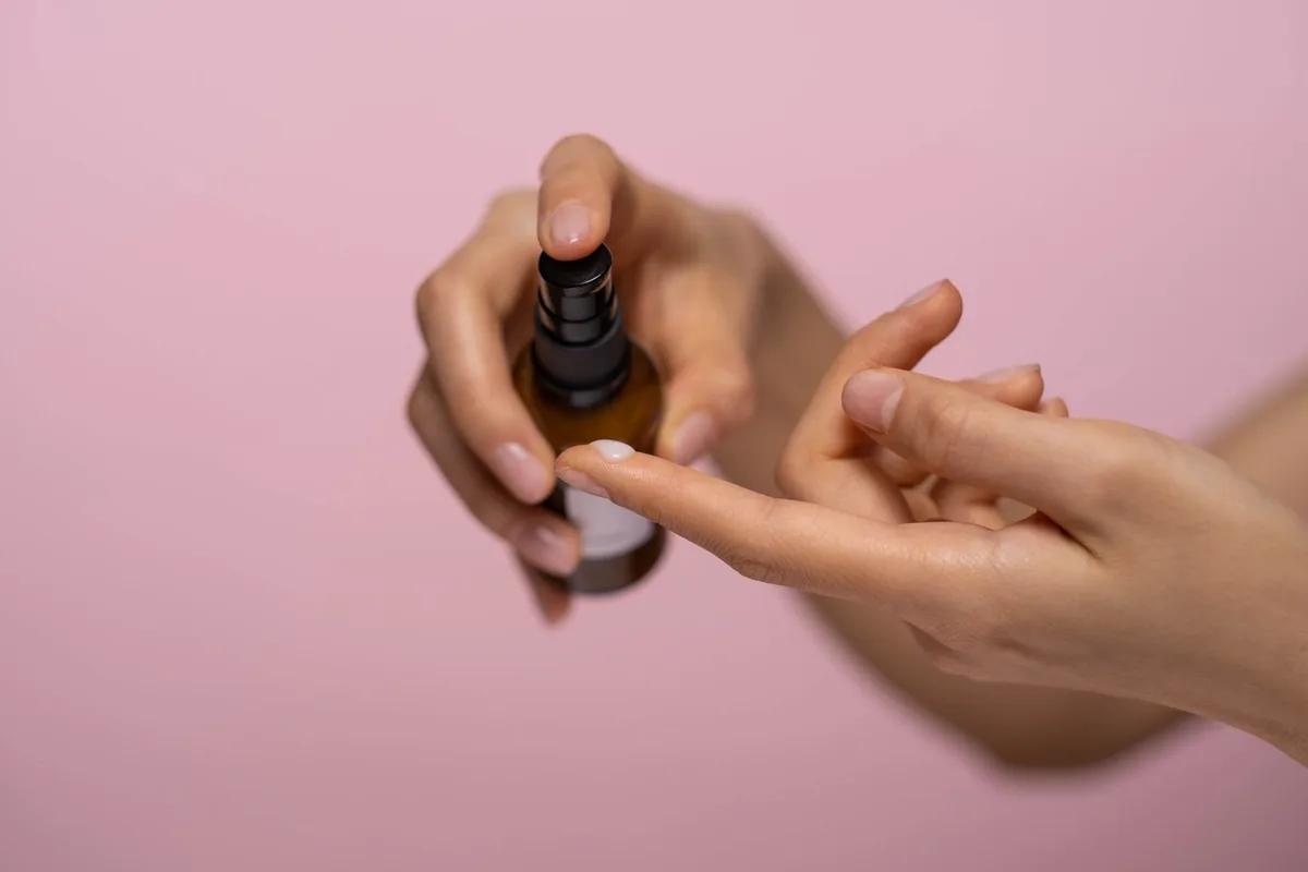 Personne testant différentes textures de produits K-Beauty en boutique